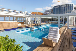 Zu sehen ist das Pool an Deck der MS Europa.