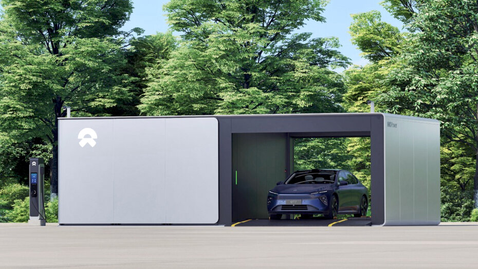 NIO Limousine steht in der Batterie-Tausch-Station, die wie ein Carport aussieht.