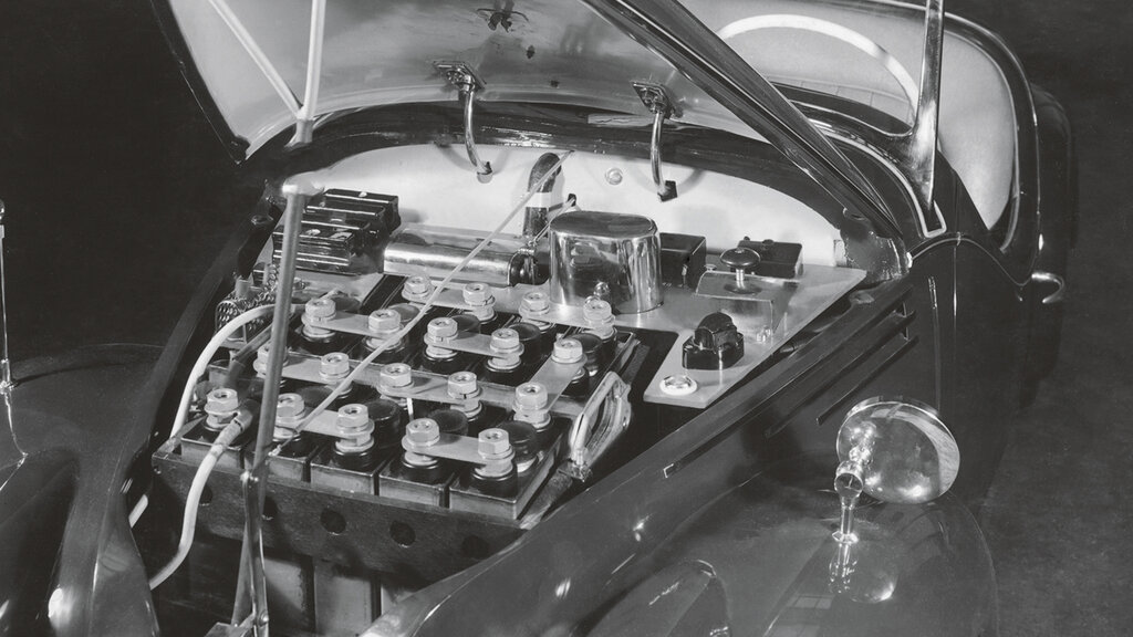 Eine Fülle an herkömmlichen Batterien im Motorraum.