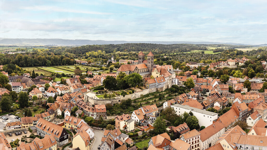 Die Luftaufnahme zeigt die Altstadt und den in ihrer Mitte liegenden Schlossberg mit der Stiftskirche.