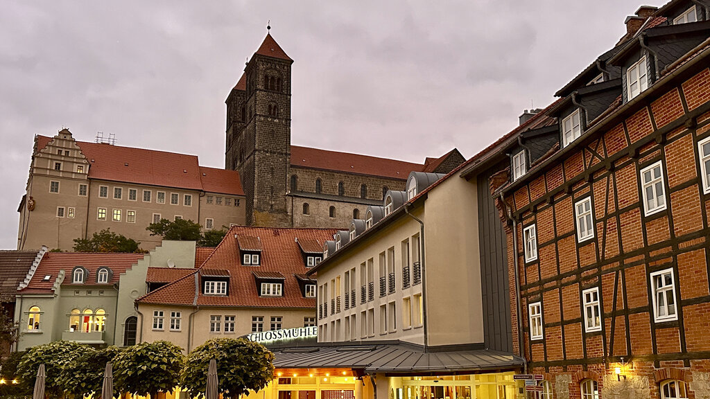 Abendlicher Blick von einem Hotel hinauf zum Schlossberg.