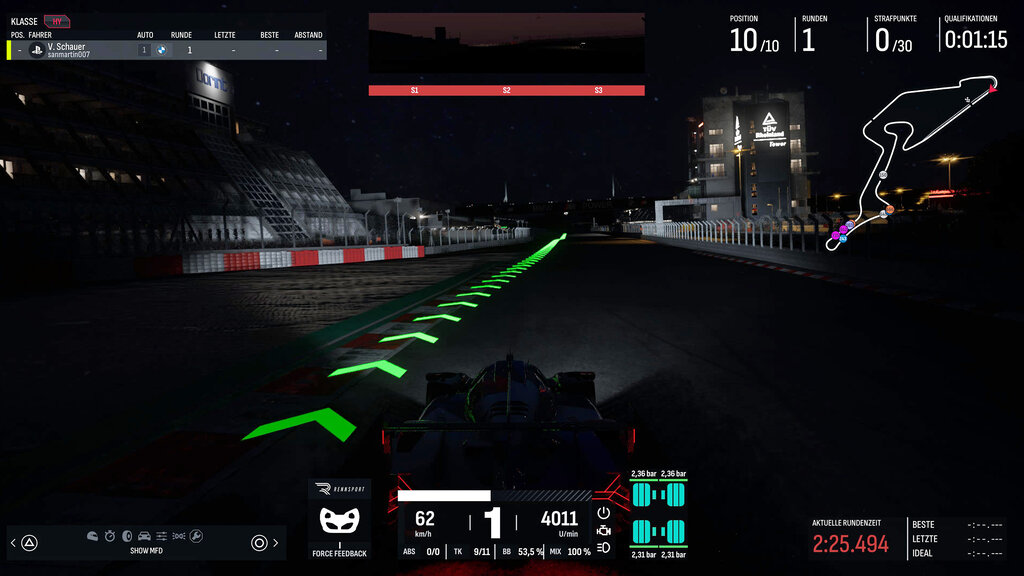 Screenshot von Rennsport, man sieht das Cockpit, es ist Nacht.