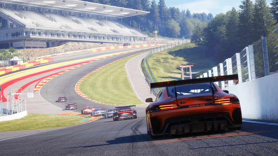 Screenshot aus Rennsport. Man sieht GT3 Fahrzeuge von hinten.