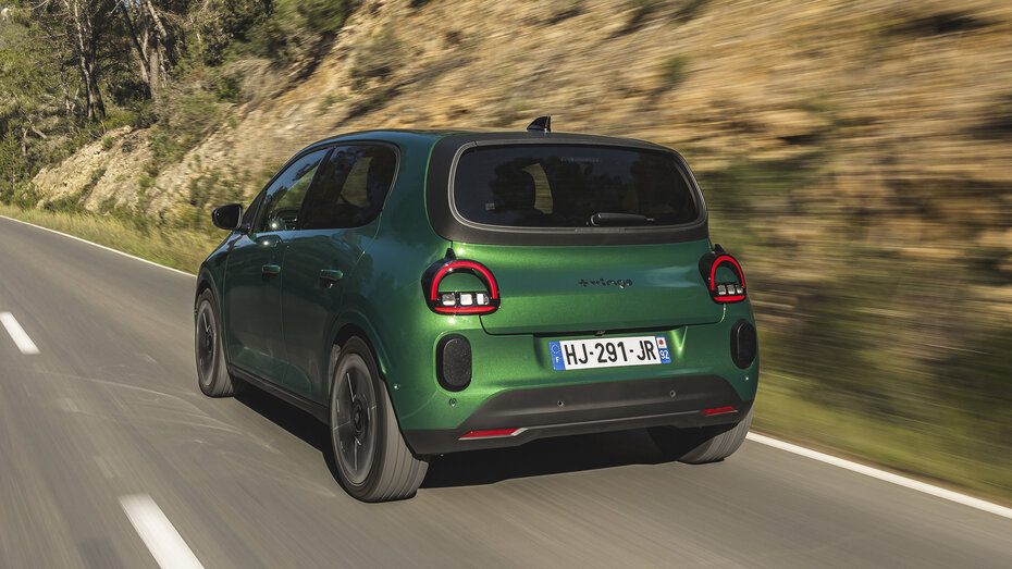 Ein grüner Renault Twingo fährt über eine Landstraße.