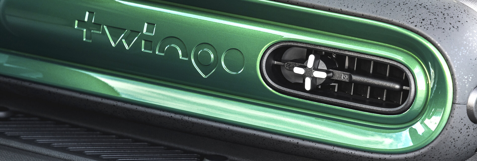 Detailaufnahme der grünen Armaturleiste eines Renault Twingo.