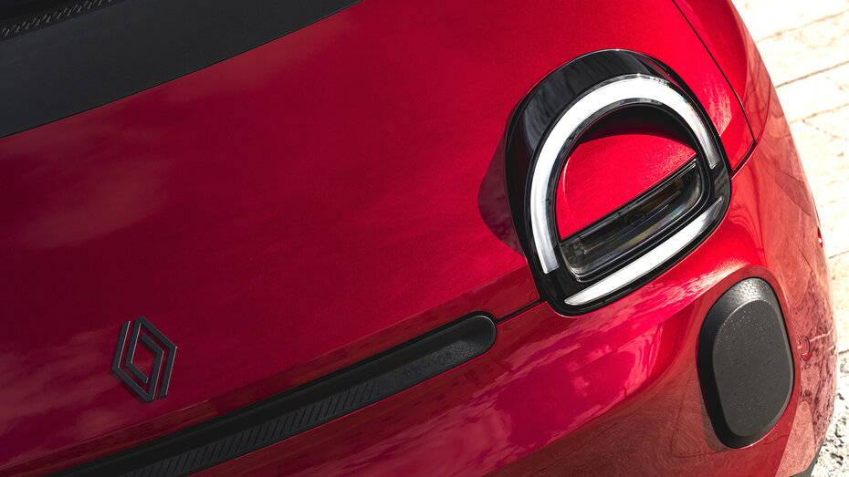 Detailaufnahme des linken Scheinwerfers eines roten Renault Twingo.