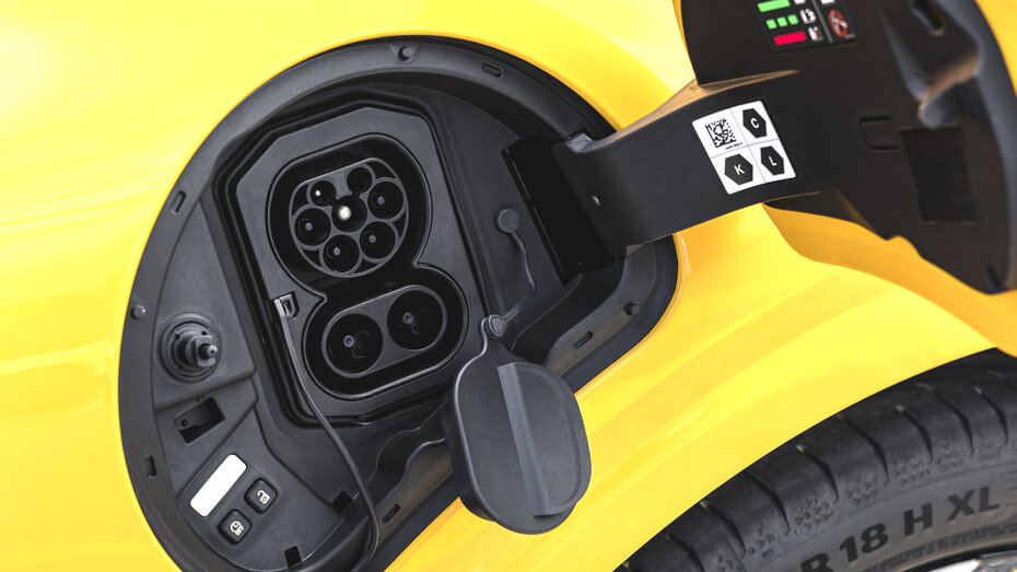 Geöffnete Ladebuchse eines gelben Renault Twingo 2026.