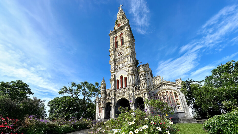 Kirche umgeben von einem Garten mit Blumen