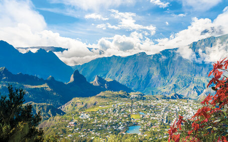 Panoramablick über eine Stadt in einem grünen Tal