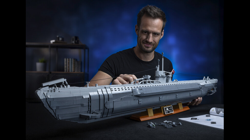 Ein Mann steht hinter einem selbstgebauten U-Boot-Modell.