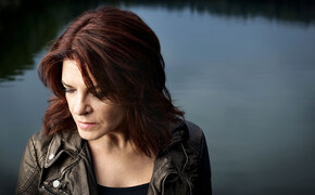 RosanneCash6_PhotoCredit_ClayPatrickMcBride.jpg Universal/Clay Patrick McBride