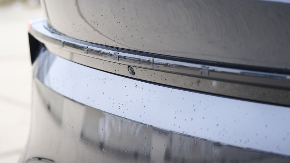 Tesla-Schriftzug am Heck eines dunkelgrauen Tesla Model Y