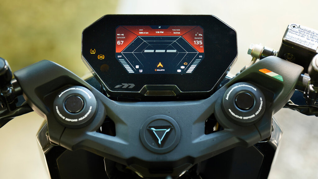 Zu sehen ist das wabenförmige Display des Motorrads.