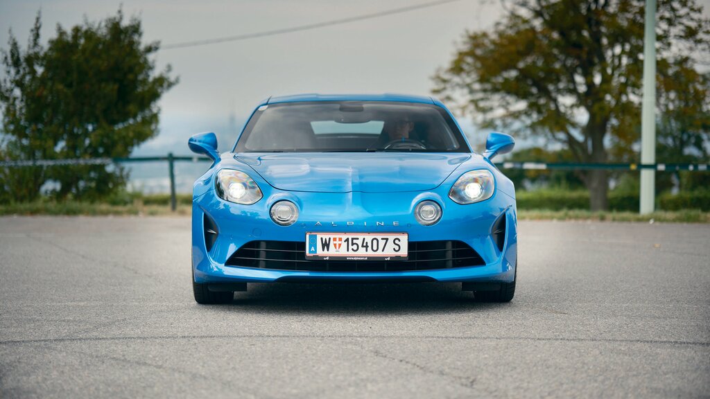 Eine blaue Alpine A110 von vorne