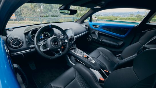 Das Cockpit eines Sportwagens von innen