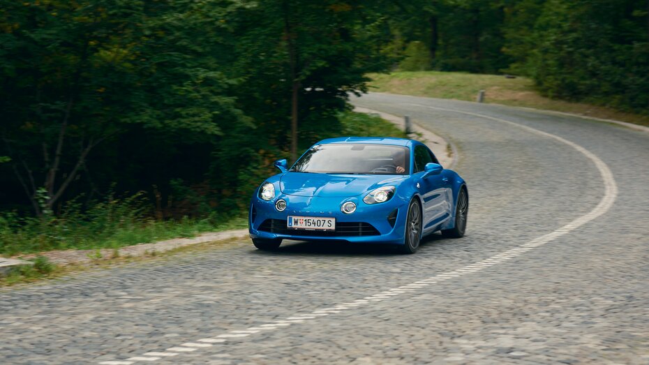 Eine blaue Alpine A110 fährt auf der Höhenstraße