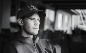 Schwarz-weiß-Foto des Ex-Tennisspielers Dominic Thiem, wie er in die Ferne blickt.