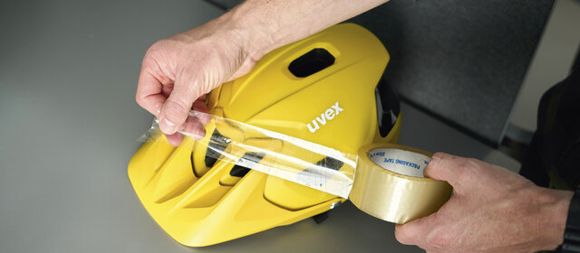 Produktbild von einem Regenschutzüberzug auf einem Fahrradsattel.