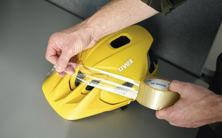 Produktbild von einem Regenschutzüberzug auf einem Fahrradsattel.