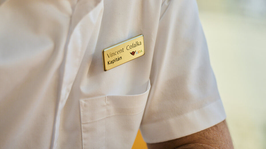 Detailaufnahme des Namensschildes von Capitän Vincent Cofalka am weißen Hemd