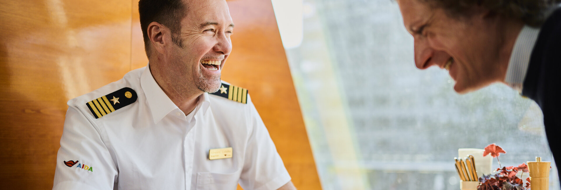 Capitän Vincent Cofalka lachend mit auto touring Redakteur Alexander Fischer