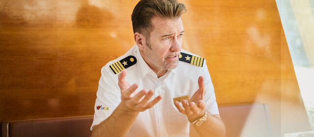 Kapitän Vincent Cofalka gestikulierend im Interview mit auto touring