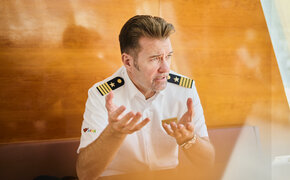 Kapitän Vincent Cofalka gestikulierend im Interview mit auto touring