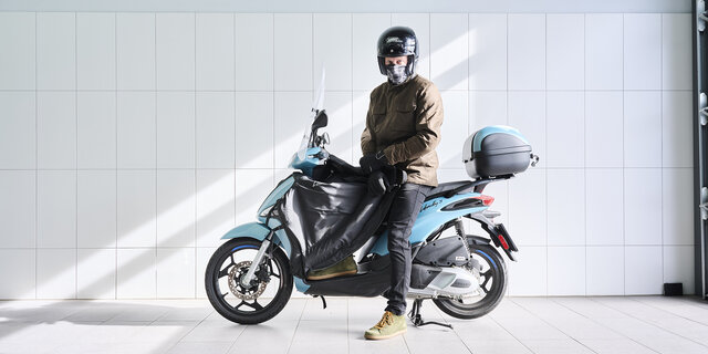 Roller mit Winterzubehör plus Fahrer mit Winterbekleidung.