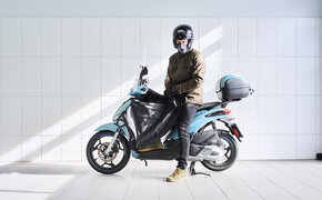 Roller mit Winterzubehör plus Fahrer mit Winterbekleidung.