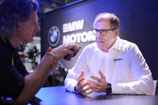 Interviewsituation. Redakteur links, der Leiter der BMW-Motorradentwicklung, Christof Lischka, rechts.  