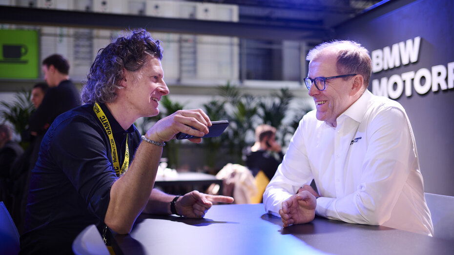 Interviewsituation. Redakteur links, der Leiter der BMW-Motorradentwicklung, Christof Lischka, rechts.  