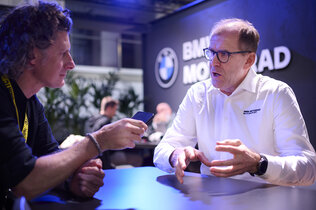 Interviewsituation. Redakteur links, der Leiter der BMW-Motorradentwicklung, Christof Lischka, rechts.  