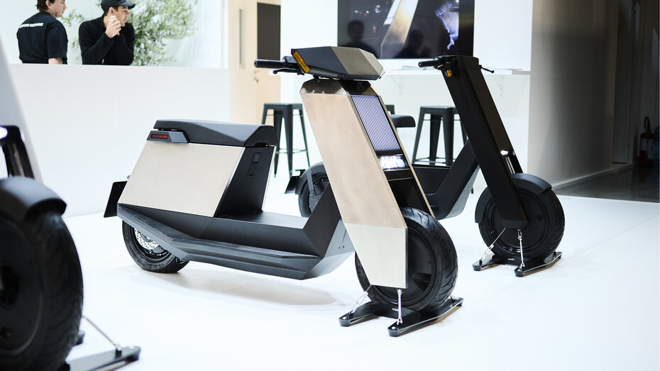 Elektroroller mit sehr glattem und geradlinigem Design.