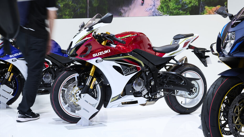 Suzuki Sportmotorrad seitlich fotografiert.