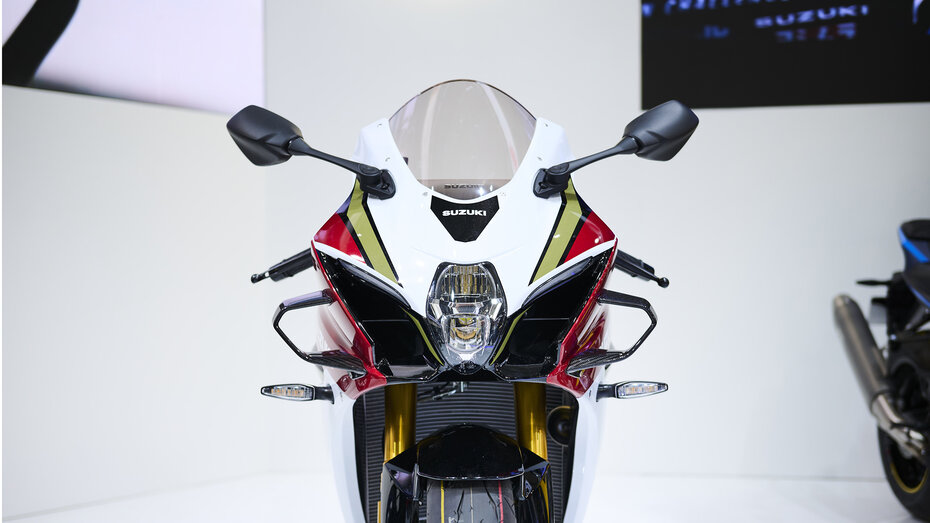 Sportmotorrad von Suzuki mit Winglets von vorne fotografiert.