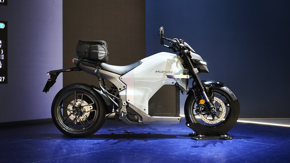 Honda Elektromotorrad seitlich fotografiert.