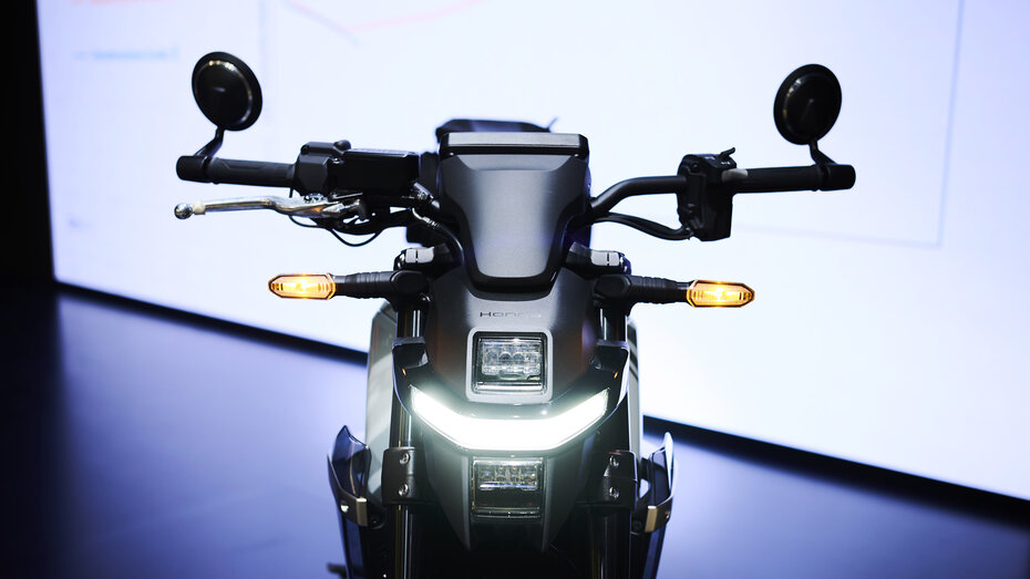 Honda Elektromotorrad von vorne fotografiert.