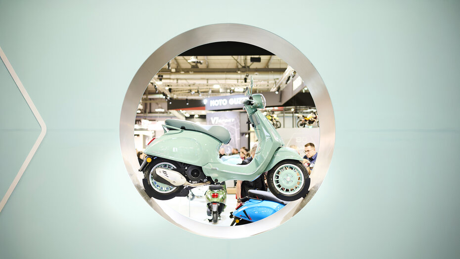 Vespa seitlich fotografiert.