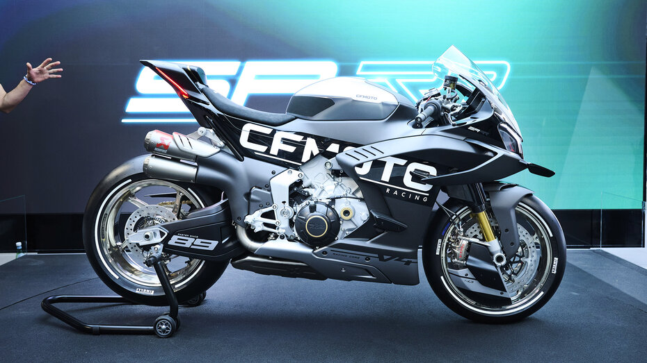 Sportmotorrad von CFMoto seitlich fotografiert.