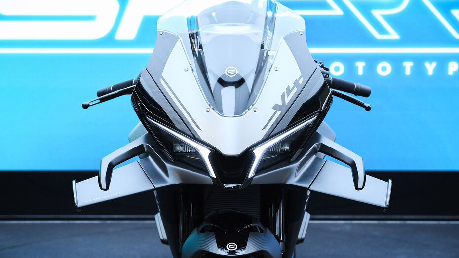 Sportmotorrad von CFMoto mit Winglets von vorne fotografiert.