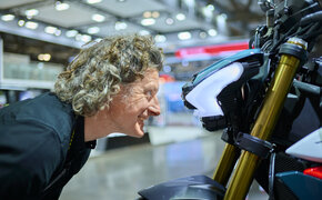 Mann blickt direkt in Motorrad-Scheinwerfer.