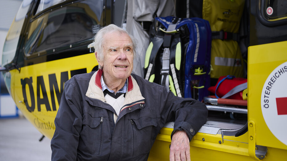 Ein langjähriges ÖAMTC-Mitglied neben einem Christophorus-Notarzthubschrauber