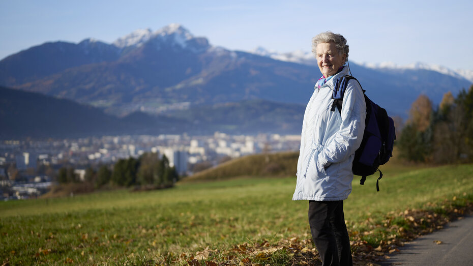 Ein langjähriges ÖAMTC-Mitglied vor der Berg-Kulisse Innsbrucks