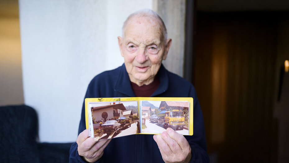 Ein langjähriges ÖAMTC-Mitglied zeigt alte Fotos einer Pannenhilfe