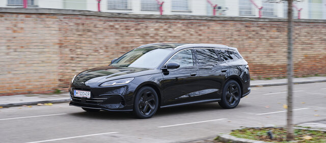 BYD Seal 6 Touring, schwarz vor Backsteingebäude