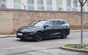 BYD Seal 6 Touring, schwarz vor Backsteingebäude