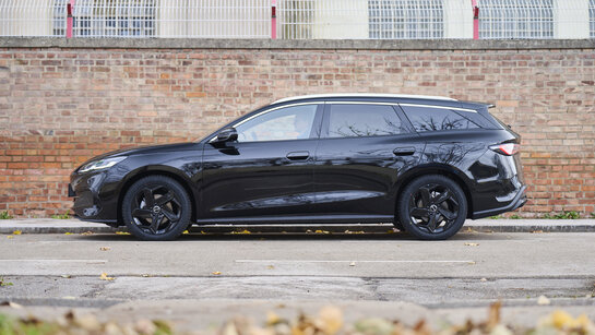 BYD Seal 6 Touring, schwarz vor Backsteingebäude