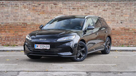 BYD Seal 6 Touring, schwarz vor Backsteingebäude