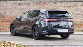 BYD Seal 6 Touring, schwarz vor Backsteingebäude