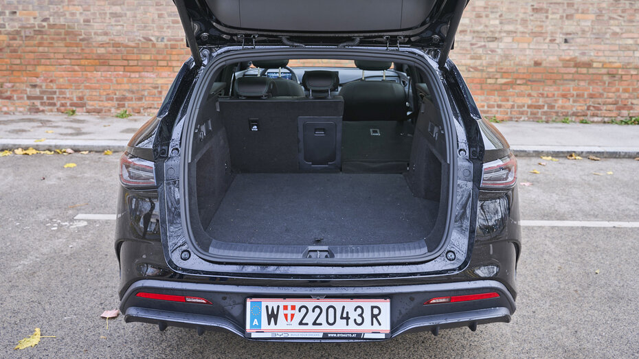 BYD Seal 6 Touring, schwarz vor Backsteingebäude